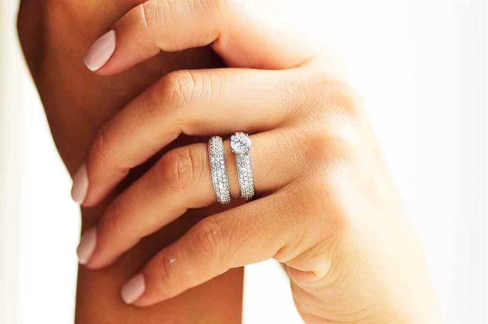 На каком пальце носят помолвочное кольцо до свадьбы в россии