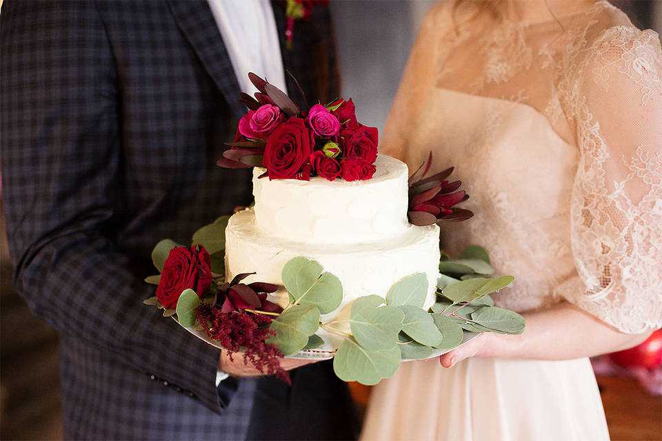 Идеи оформления свадьбы в цвете марсала: букет, платье, торт