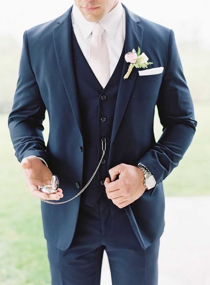 Мужские костюмы на свадьбу (150 фото): свадебные костюмы для мужчин, синий и белый, сколько стоит, молодежные