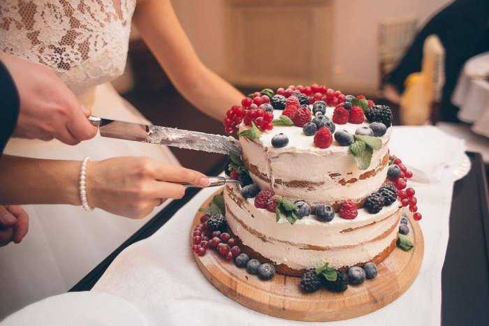 Многоярусный торт на свадьбу: тонкости и нюансы