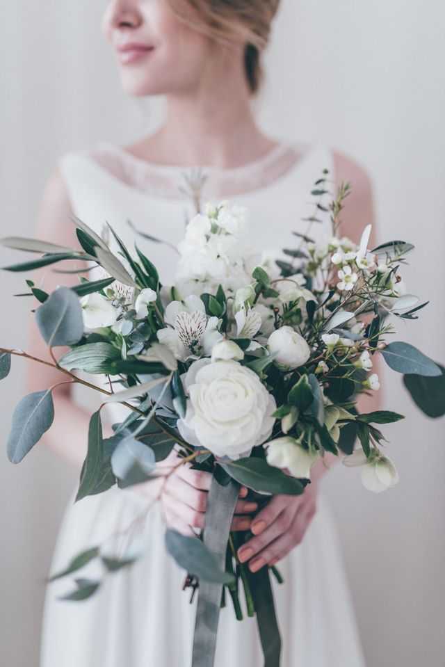 Свадебный букет невесты из роз: оригинальные идеи цветочных композиций