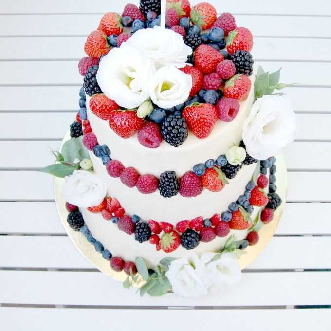Белый свадебный торт: без мастики, с цветами и фруктами