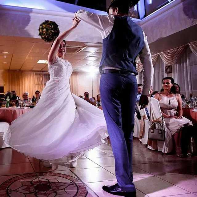 Как украсить свадебный танец молодоженов: конфетти, шарики, лепестки роз и другие варианты