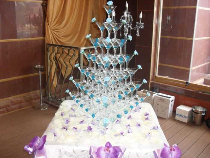 Пирамида из шампанского - заказать горку шампанского на свадьбу в москве