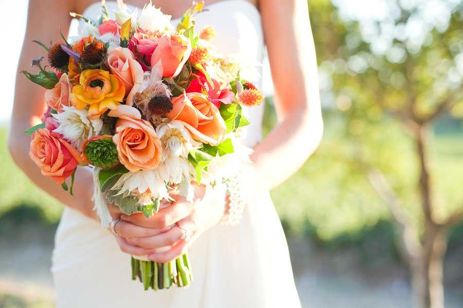 Самые красивые букеты невесты: из каких цветов составить шикарный букет, кому понравится светлый, а кому яркий аксессуар, очень необычные идеи декора с фото