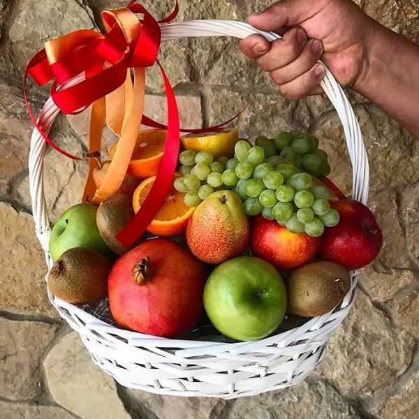 Букеты из яблок (43 фото): как сделать их своими руками пошагово из яблок и цветов начинающим? осенний букет из яблок с лимонами и с мандаринами, с апельсинами и другими фруктами