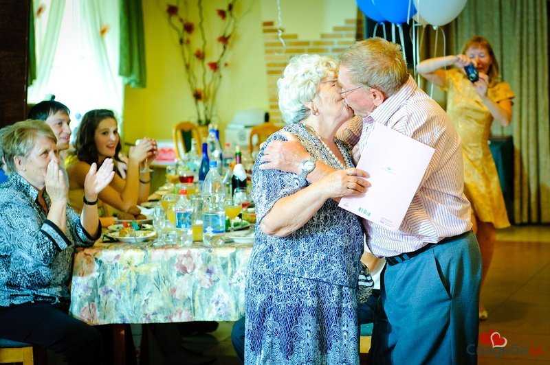 50 лет совместной жизни: какая свадьба, что дарить и как отмечать