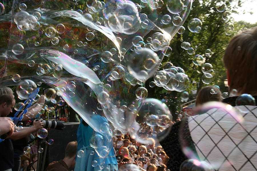 Креативная свадебная фотосессия с воздушными шарами и мыльными пузырями