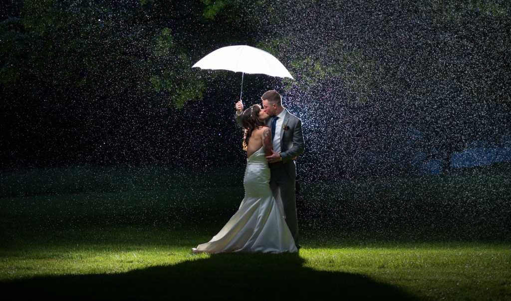 Свадебная фотосессия в дождь — оригинальные идеи