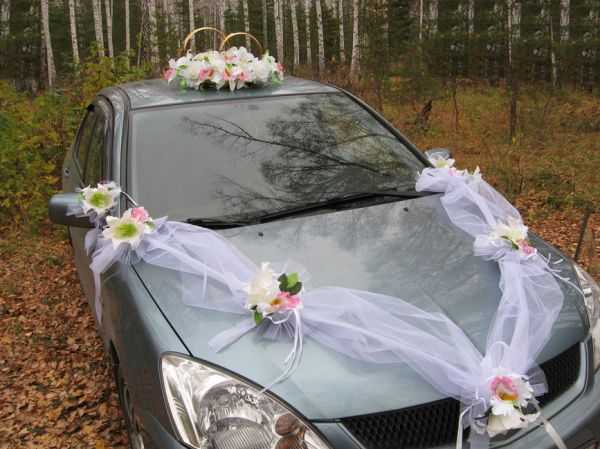 Украшение на свадьбу машины тканью