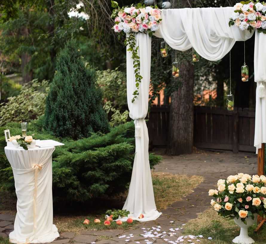 Красивое оформление выездной регистрации: от свадебной арки до стульев для гостей