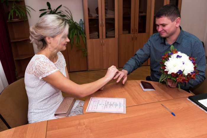 Как подать заявление в загс на регистрацию брака в 2021 году: образец, госпошлина и документы