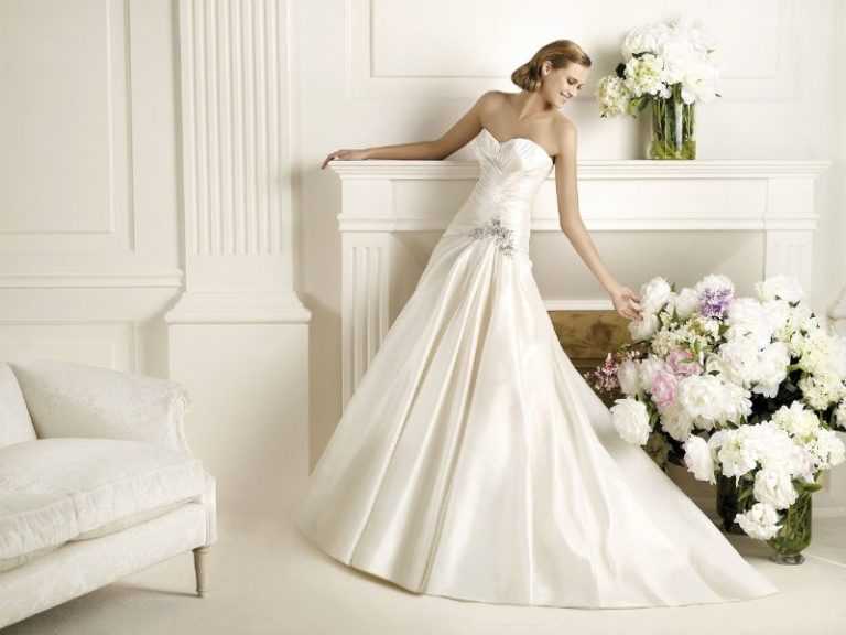 Атласные свадебные платья: фото и советы по выбору