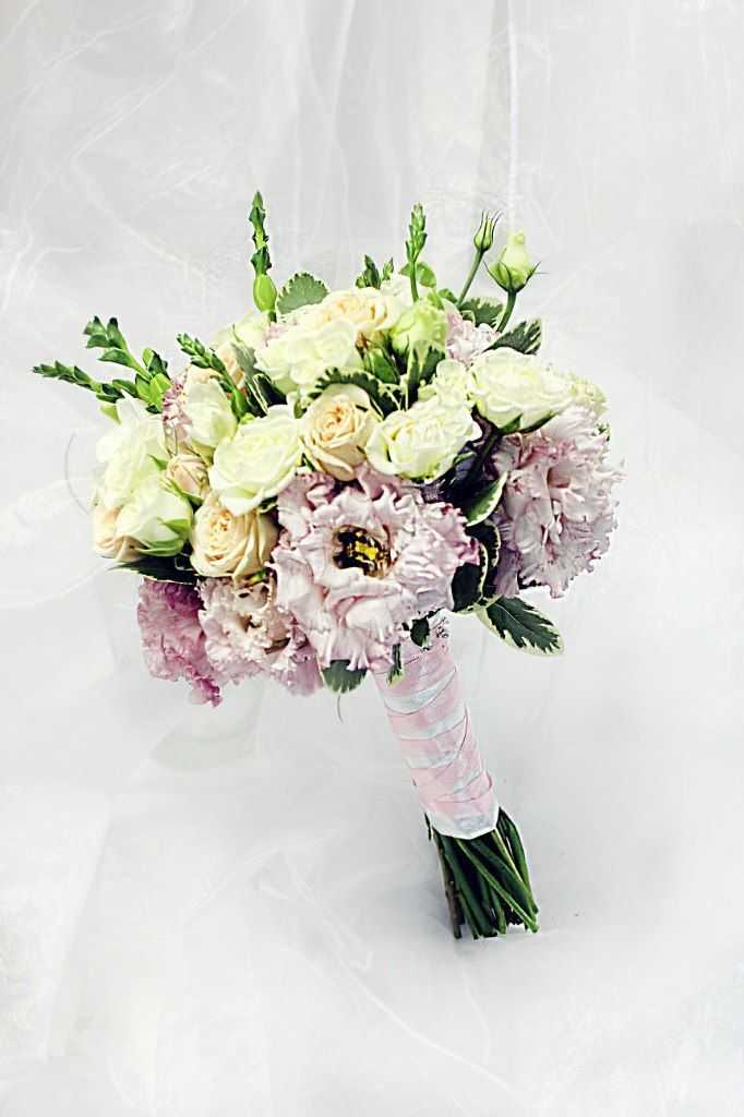 Букет невесты из кустовых роз (74 фото): свадебные композиции из роз с белыми эустомами, синими фрезиями и красными альстромериями