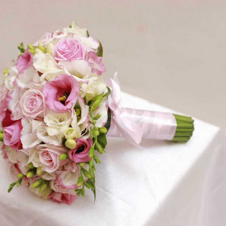 Свадебный букет невесты с альстромериями — фото роскошных букетов из белых альстромерий на свадьбе в 2020 году