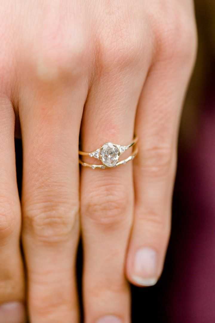 Какое кольцо дарят на помолвку девушке: критерии выбора