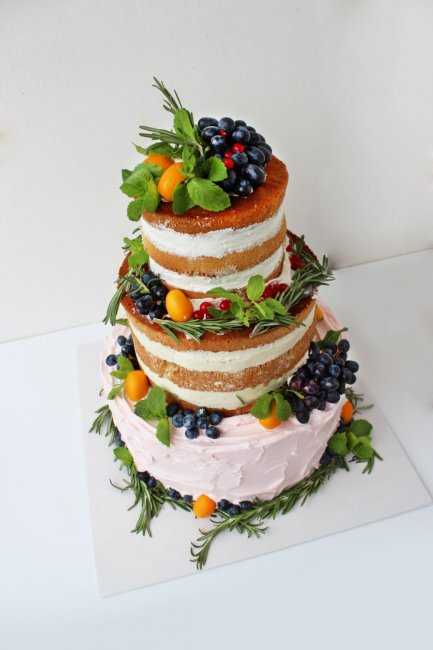 Свадебные торты с живыми цветами: особенности и возможные варианты