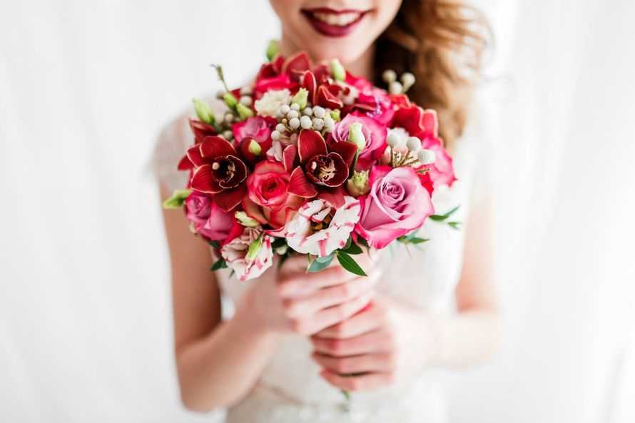 Красный букет невесты (76 фото): выбираем свадебный букет с цветами в сине-красных тонах, с герберами и лентами