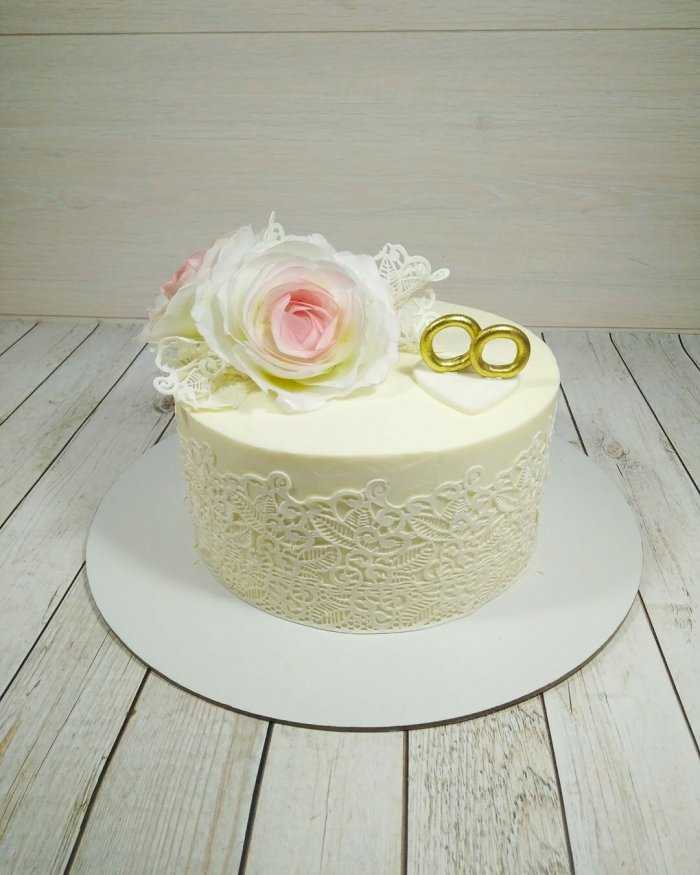 Классический нежный свадебный торт – кремовый с розами: фото оформления