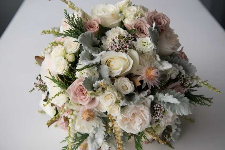 Белый букет невесты (81 фото): идеи свадебного букета из тюльпанов, сочетаем белый с персиковым и черным, бежевым и лиловым цветами