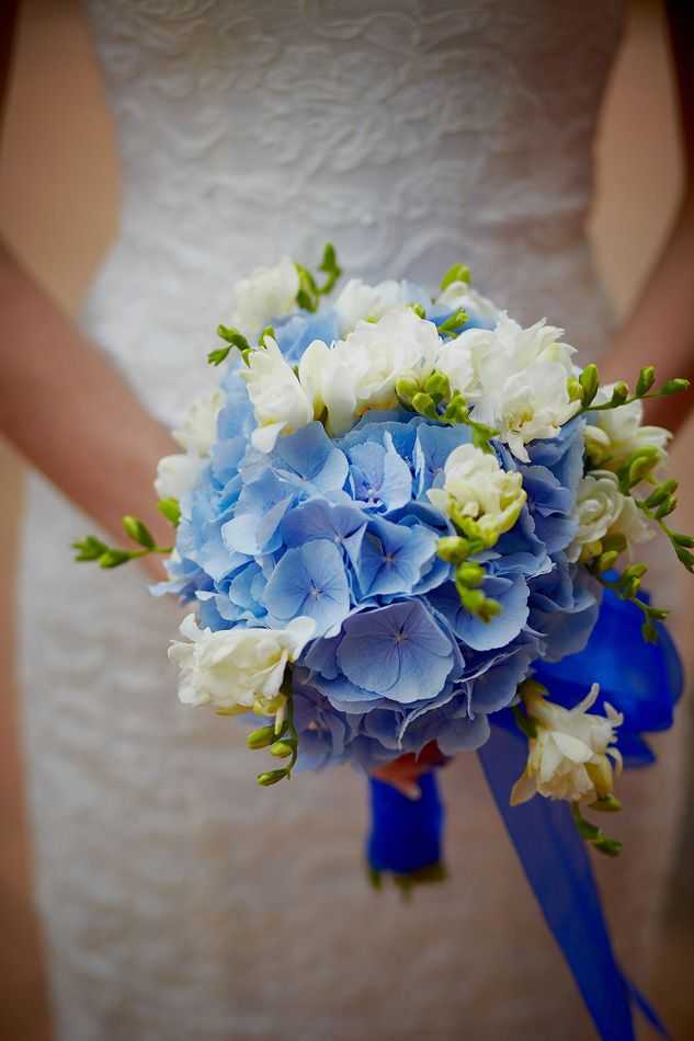 Как сделать букет невесты из живых цветов своими руками? 31 фото как пошагово собрать свадебный букет с портбукетницей?