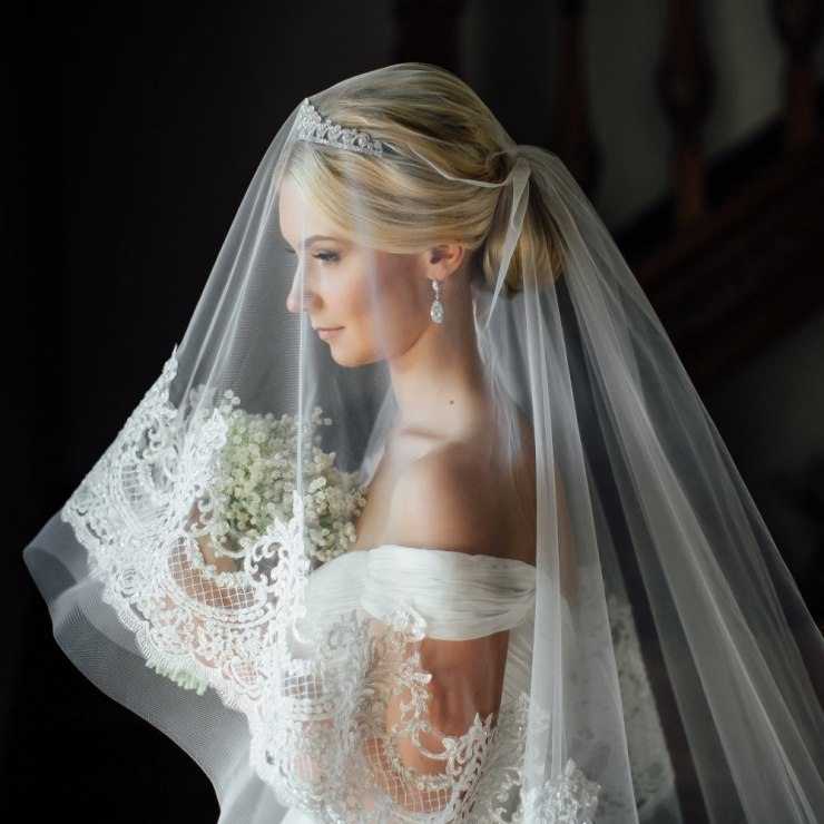 Свадебные прически с фатой на длинные волосы (40 фото): варианты сочетания для невесты с диадемой. как уложить локоны на свадьбу с короткой фатой?