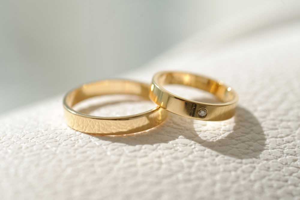 Можно ли продать или сдать обручальное кольцо в ломбард: что гласят приметы