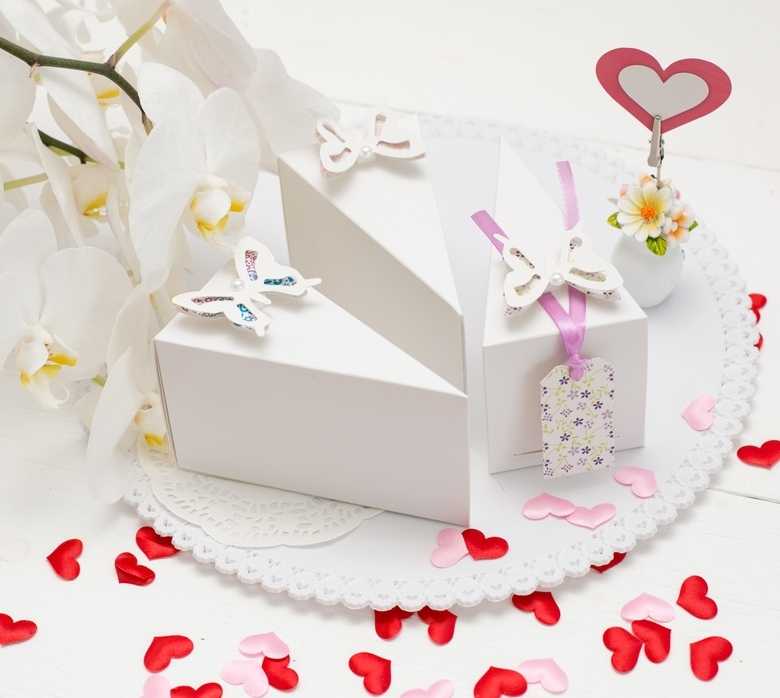 Подарок жене на бумажную свадьбу: что можно подарить на годовщину 2 года?