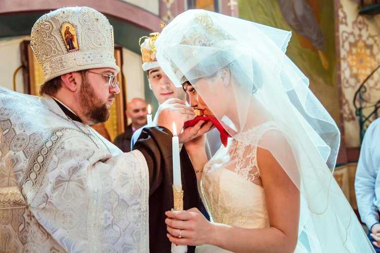Что нужно для венчания в церкви: как подготовиться живущим в браке, какие документы нужны, цена набора православных атрибутов и их список, что делать перед обрядом