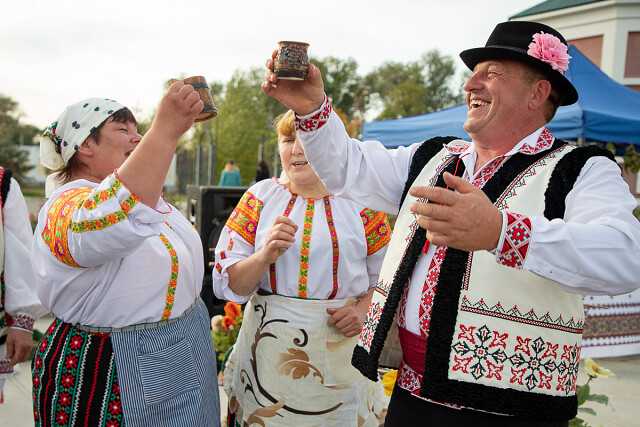 Традиции молдаван – почитание вина и красно-белые талисманы