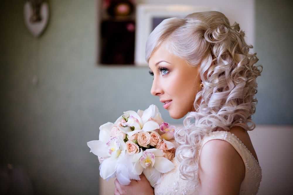 Свадебная прическа с цветком (70 фото): как уложить волосы с венком из живых красных бутонов для невесты?
