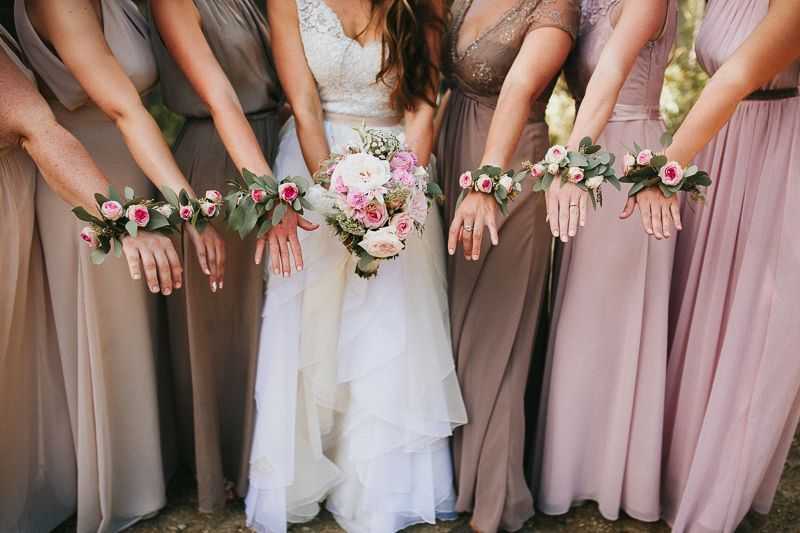 Бутоньерка для невесты на руку: лучшие модели свадебного браслета