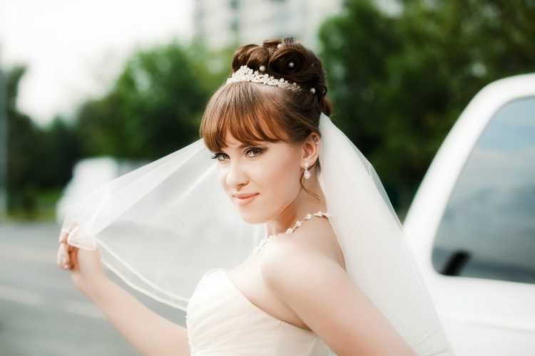 Красивые свадебные прически на средние волосы с челкой