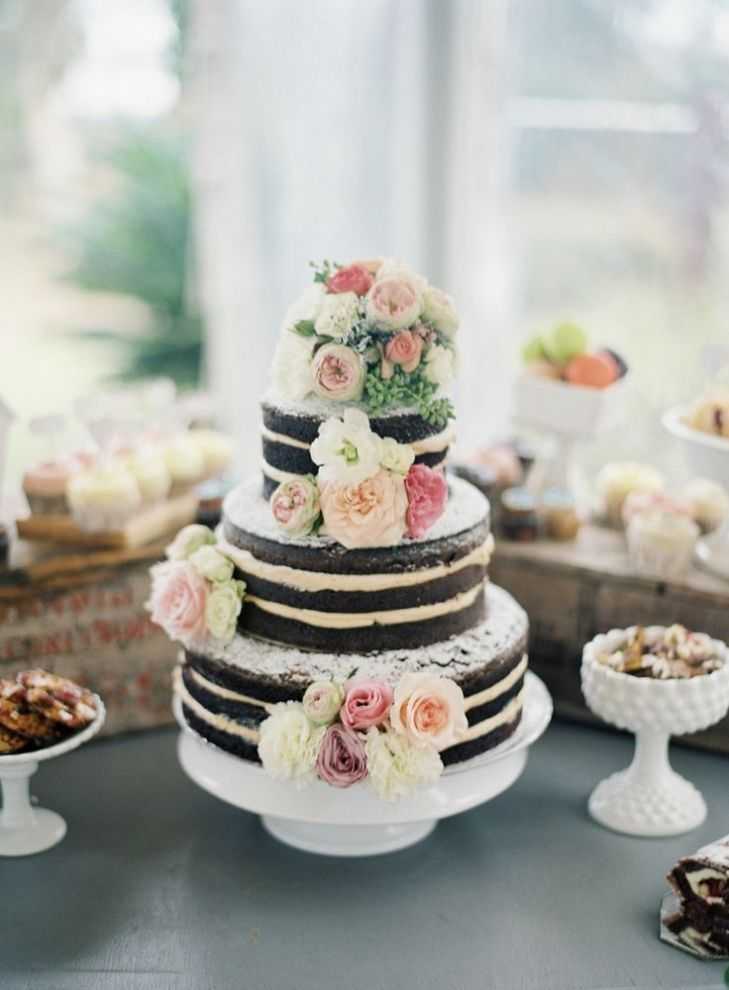 Свадебный торт с живыми цветами? – варианты [2021], фото синих & красных, белых и фиолетовых десертов из мастики или крема
