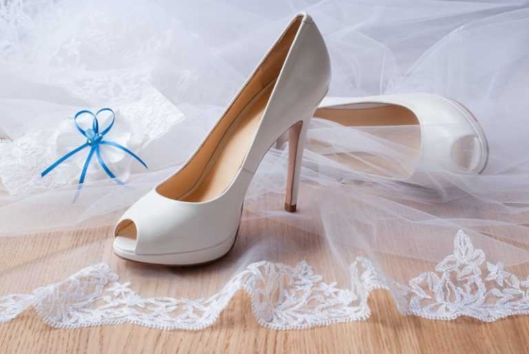 Свадебные туфли 2021-2022(109 фото): белые туфли на свадьбу для невесты, на низком каблуке, на танкетке, без каблука и на платформе
