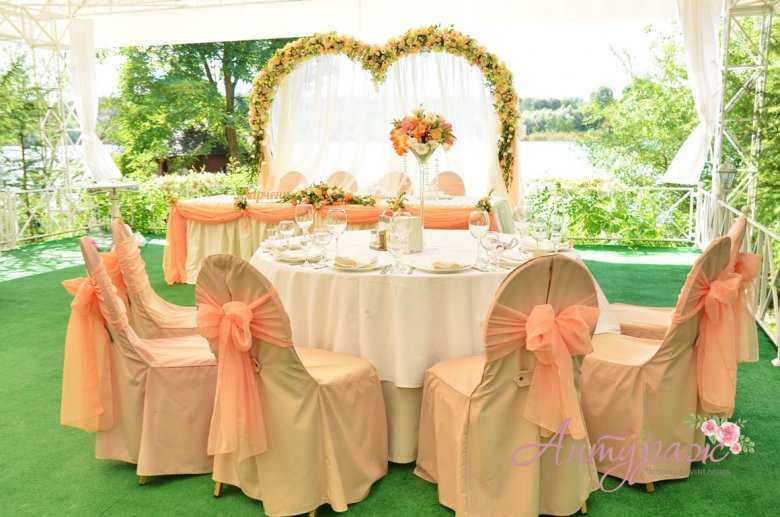 Как выполнить оформление свадебного зала живыми цветами: примеры с фото