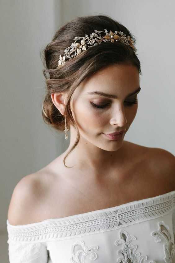 Прически с диадемой на свадьбу: 100 красивых и стильных фото с фатой