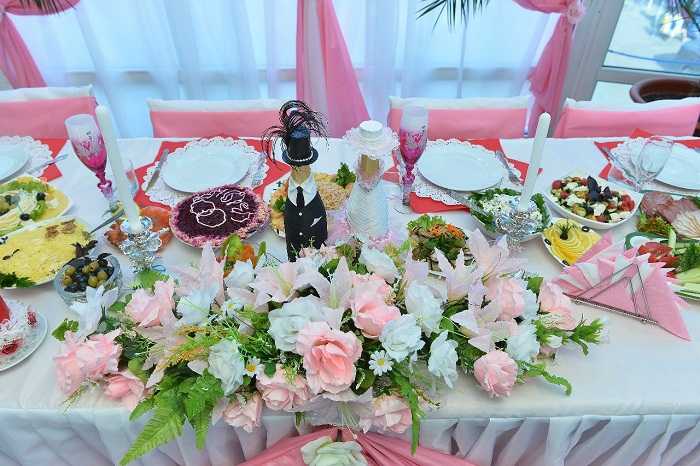 Оформление свадебного стола (74 фото): сервировка стола для жениха и невесты, идеи оформления блюд для молодоженов, как правильно рассадить гостей на свадьбе