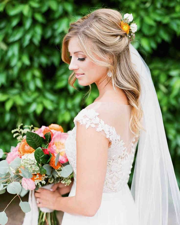 Свадебные прически на средние волосы (139 фото): укладка с диадемой для невесты на распущенные локоны длиной до плеч