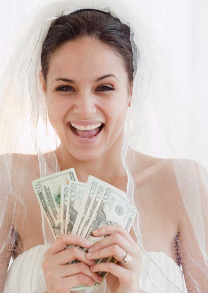 Сколько денег дарить на свадьбу 2021 года — друзьям, родственникам и подруге