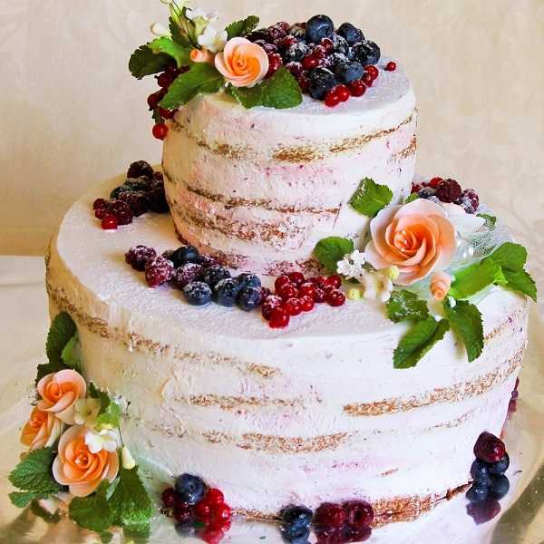 Свадебный торт в синем цвете в тренде [2021] с белыми тонами ? без мастики – фото