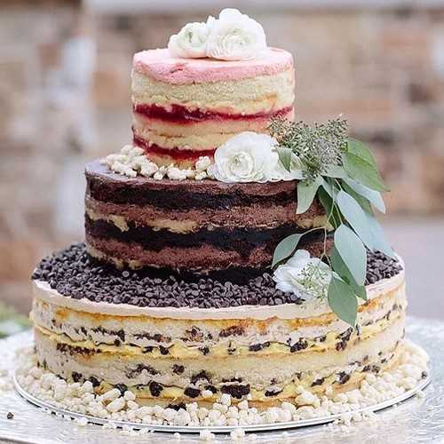Свадебные торты с живыми цветами: особенности и возможные варианты
