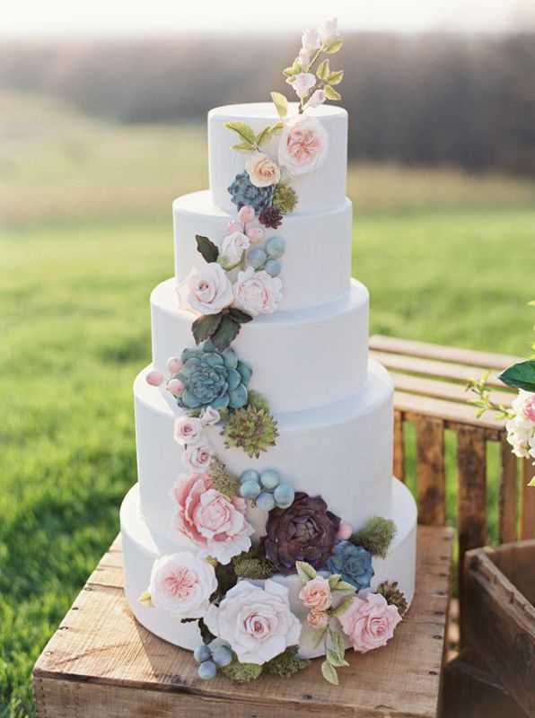Украшение живыми цветами торта: примеры с фото
