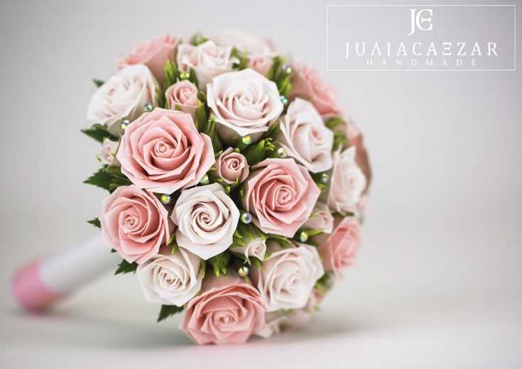 Букет невесты из роз (91 фото): нежная комбинация на свадьбу из мелких чайных розочек с синими гортензиями и бордовыми гвоздиками