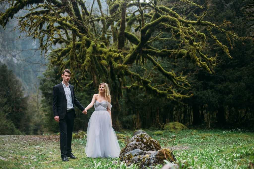 Свадебная фотосессия в лесу идеи и аксессуары для съемки летом и зимой