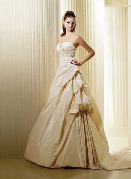 Костюм жениха под свадебное платье цвета шампань.