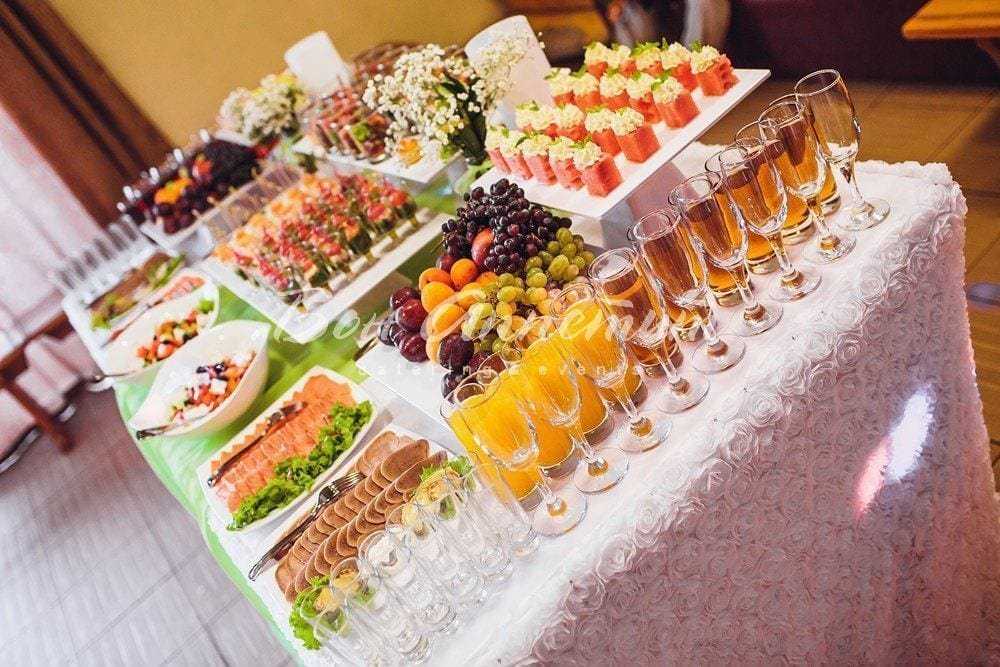 Свадебный стол: меню - закуски, нарезки, фрукты, салаты с фото