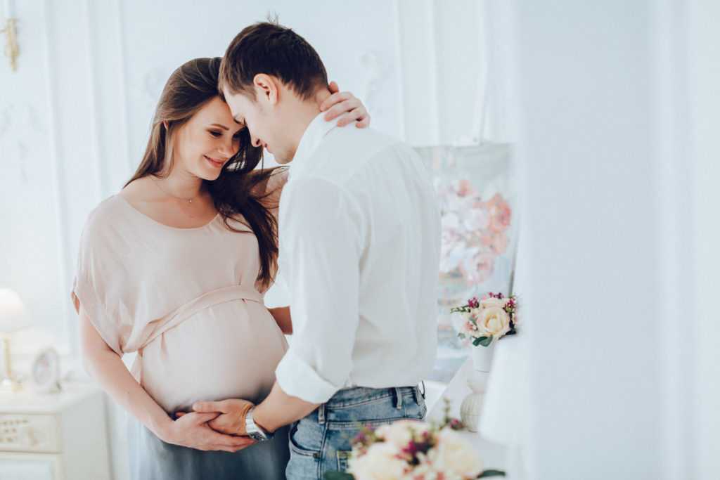 Идеи для фотосессии дома ? беременной с мужем, домашняя фотосъемка для беременных девушек
