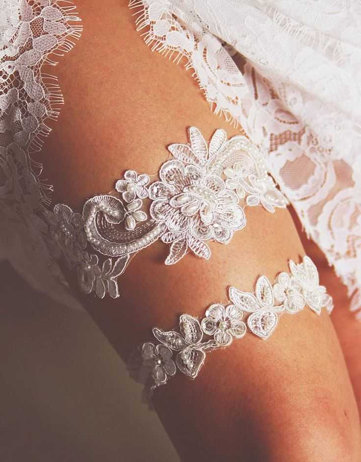 Что делать с пойманной подвязкой после свадьбы. свадебные подвязки: приметы и традиции. история возникновения традиции