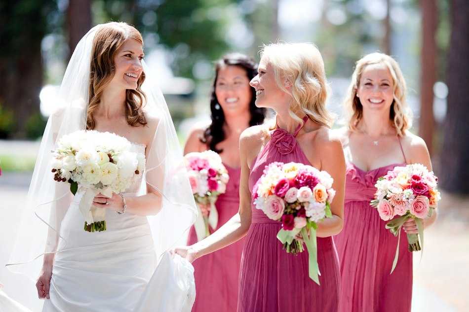 Подружки невесты (19 фото): каковы их обязанности? образы подружек невесты и их наряды для свадьбы, повязки и цветы на руки